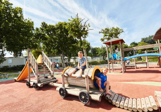 enfants-camping-le-bois-pastel enfants-camping-le-bois-pastel